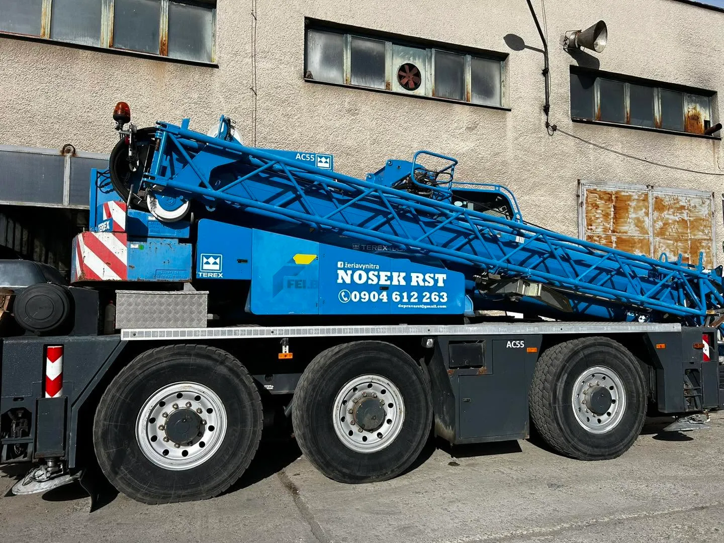 Detail autožeriavu Terex Demag AC55 City so zloženým výložníkom