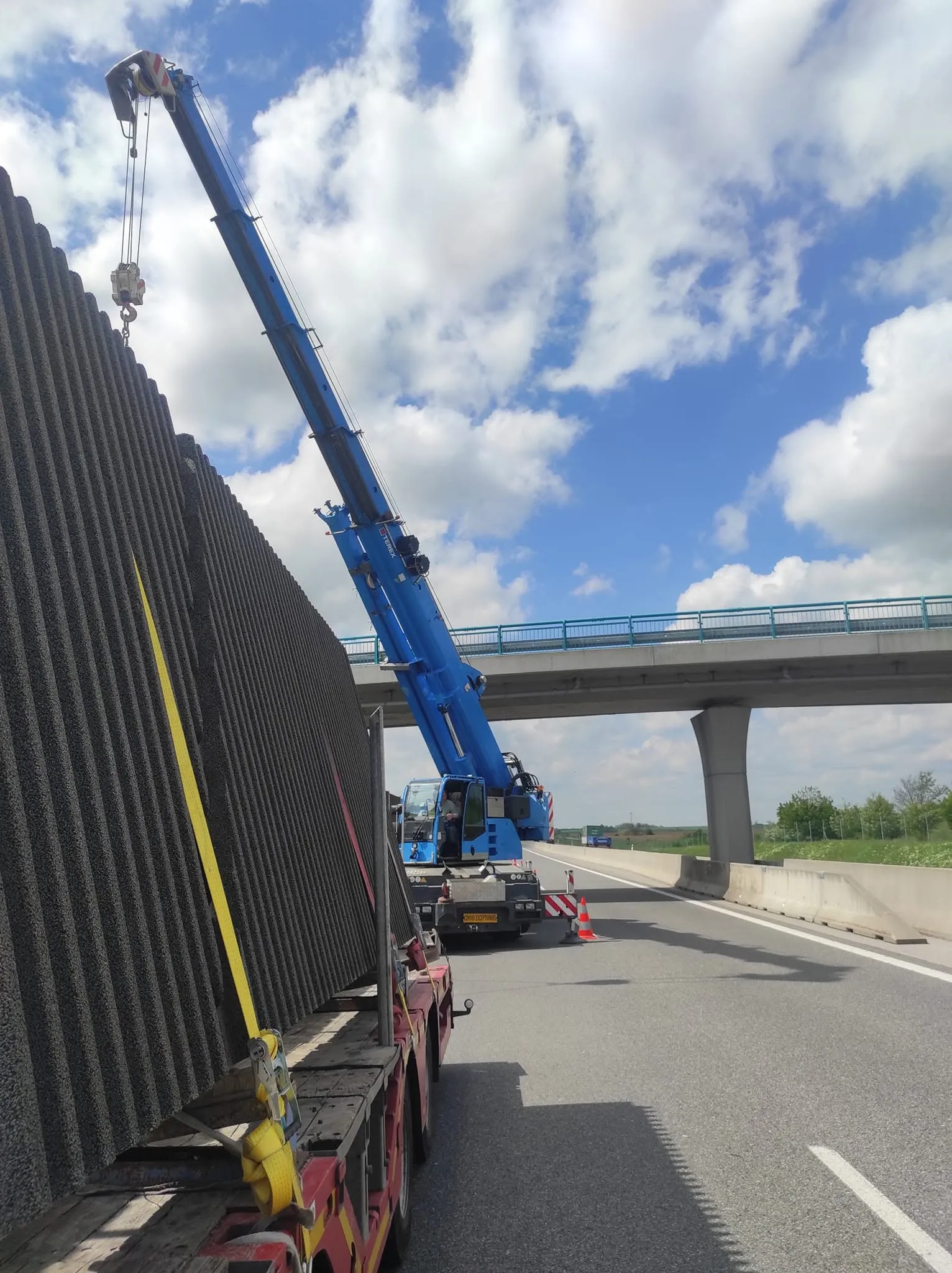 Autožeriav pri montáži protihlukovej steny pri diaľnici