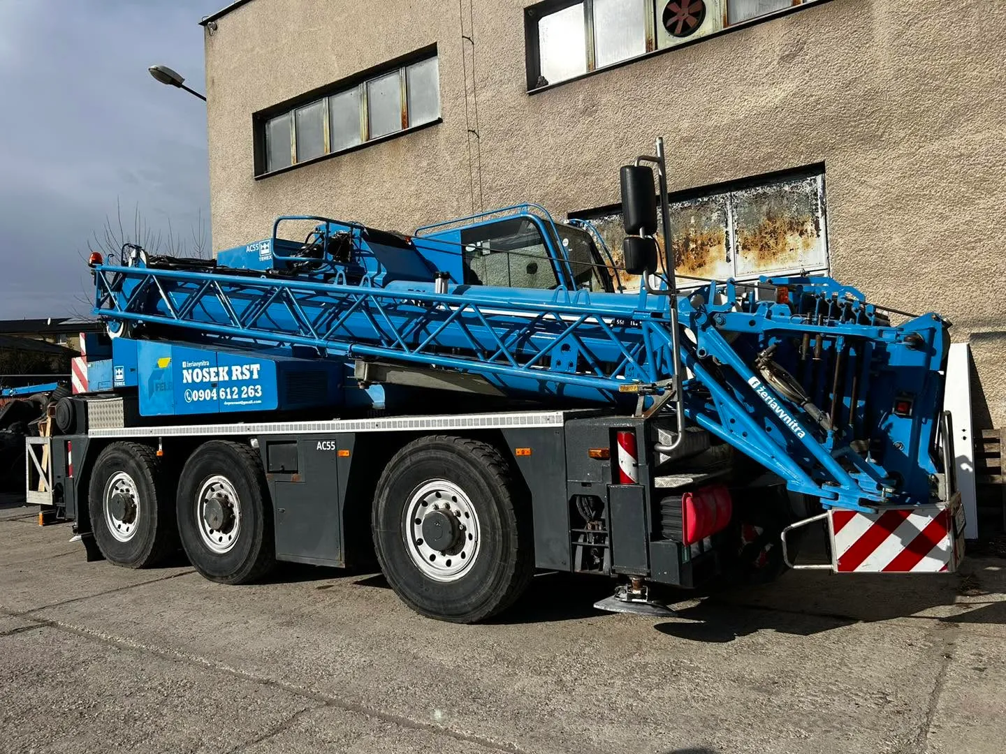 Autožeriav Terex Demag AC55 City – zadný pohľad