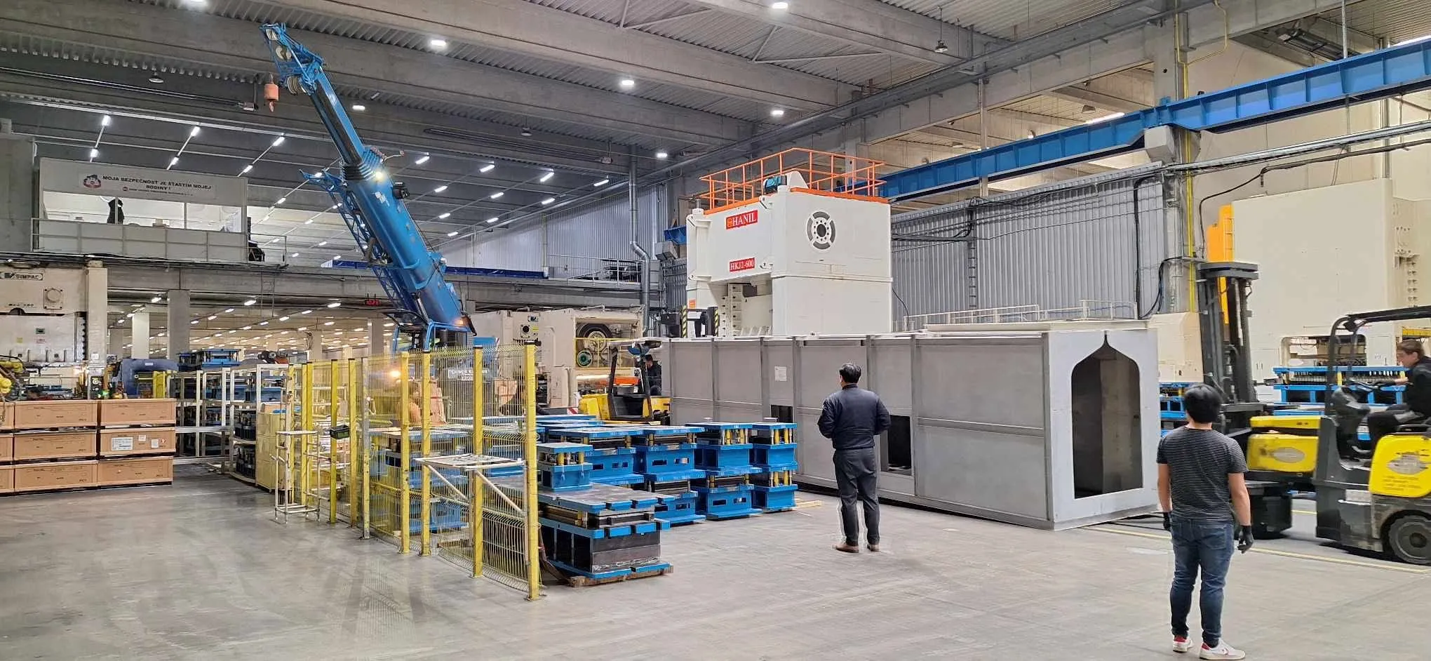 Autožeriav pri montáži priemyselnej technológie vo výrobnej hale