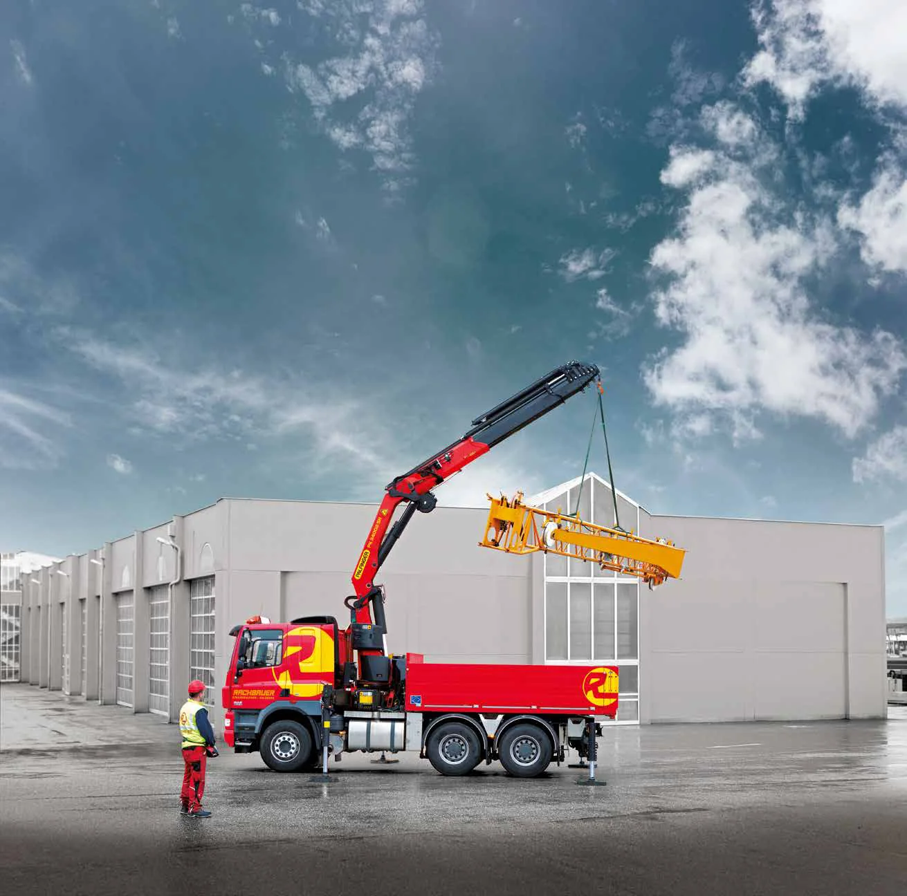 Hydraulická ruka Palfinger PK 34002 pri dvíhaní bremena